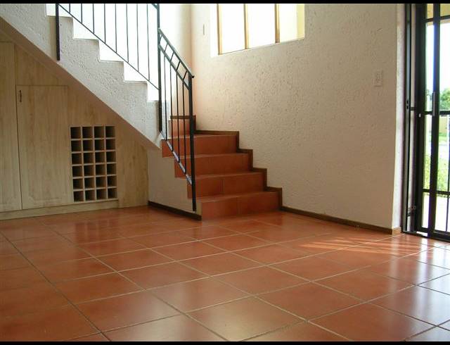 2 BEDROOM TOWNHOUSE TO LET IN LONEHILL